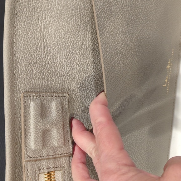 India Hicks NWT in Taupe Pebbled Leather Clutch. 11.5x8.5 Inches. - Picture 10 of 11